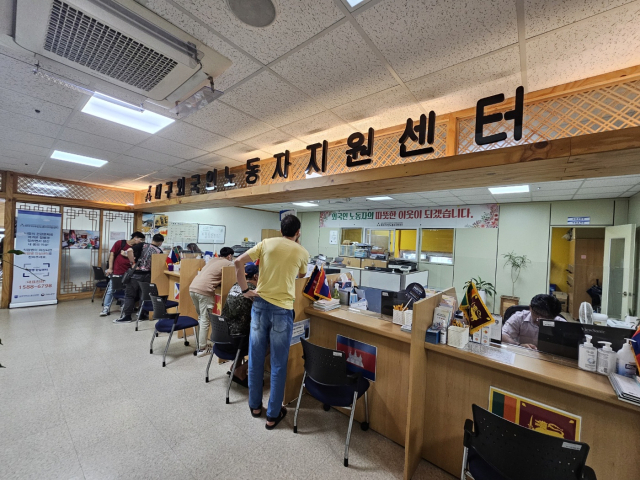 지난 24일 오후 대구외국인노동자지원센터. 주말을 맞아 센터를 방문한 외국인노동자들이 상담을 받고 있다. 정우태 기자