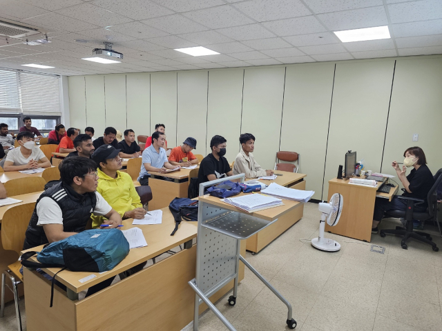 지난 24일 대구외국인노동자지원센터. 수강생들이 한국어 수업을 듣고 있다. 정우태 기자