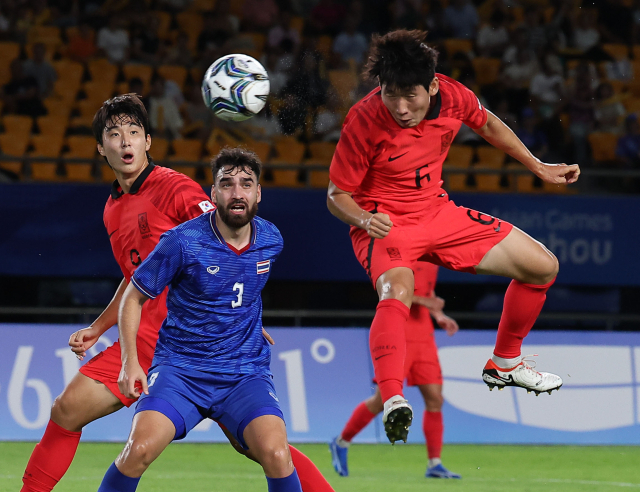 21일 오후 중국 저장성 진화시 진화스타디움에서 열린 항저우 아시안게임 남자축구 조별리그 2차전 한국과 태국의 경기. 홍현석이 선제골을 넣고 있다. 연합뉴스