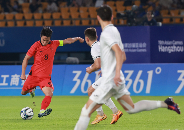 27일 중국 저장성 진화 스포츠센터 스타디움에서 열린 2022 항저우 아시안게임 남자축구 16강전 대한민국과 키르기스스탄의 경기. 후반 대한민국 백승호가 슛을 하고 있다. 연합뉴스