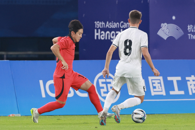 27일 중국 저장성 진화 스포츠센터 스타디움에서 열린 2022 항저우 아시안게임 남자축구 16강전 대한민국과 키르기스스탄의 경기. 전반 대한민국 이강인이 상대 진영을 파고 들고 있다. 연합뉴스