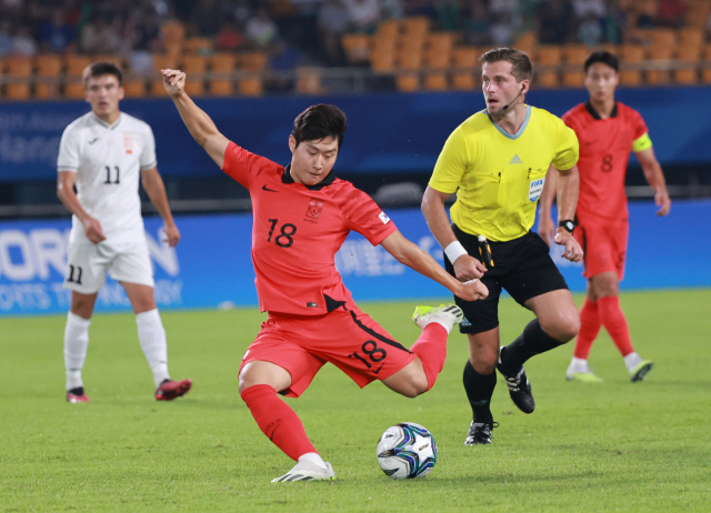 27일 중국 저장성 진화 스포츠센터 스타디움에서 열린 2022 항저우 아시안게임 남자축구 16강전 대한민국과 키르기스스탄의 경기. 전반 대한민국 이강인이 슛을 하고 있다. 연합뉴스