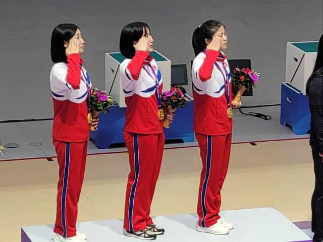 28일 중국 항저우 푸양 인후 스포츠센터에서 열린 항저우 아시안게임 사격 여자 10m 러닝타깃 단체전에서 북한 여자 사격 대표팀이 금메달을 획득, 시상대에 올라 있다. 연합뉴스