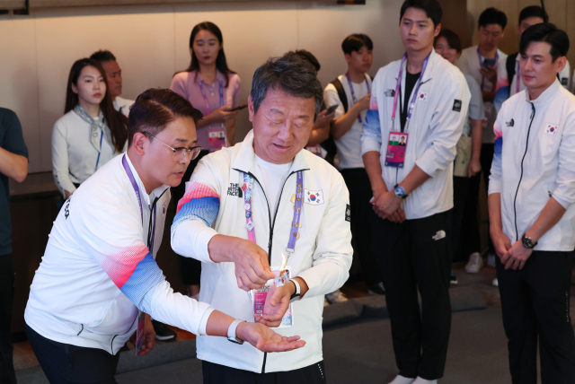 추석인 29일 중국 항저우 시내의 한 호텔에서 열린 아시안게임 한국 선수단 추석 합동 차례 행사에서 최윤 선수단장이 지방을 태우고 있다. 연합뉴스