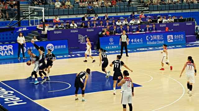 한국 여자농구 대표팀이 29일 중국 항저우 올림픽 스포츠센터 체육관에서 열린 아시안게임 북한과의 C조 예선 경기를 치르고 있다. 북한의 장신 센터 박진아(왼쪽)를 박지수가 막고 있는 모습. 채정민 기자