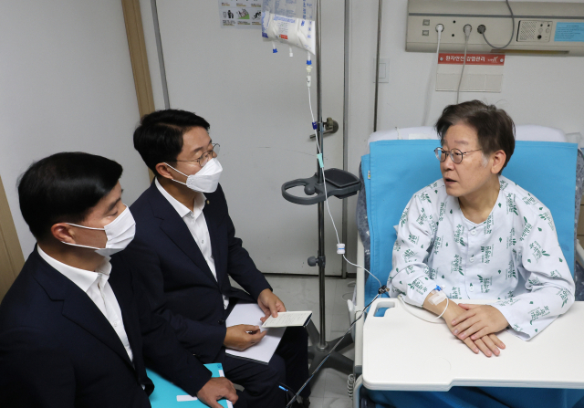 더불어민주당 이재명 대표가 28일 서울 중랑구 녹색병원에서 조정식 사무총장과 이해식 사무부총장으로부터 당의 서울 강서구청장 보궐선거 현황을 보고 받고 있다. 연합뉴스