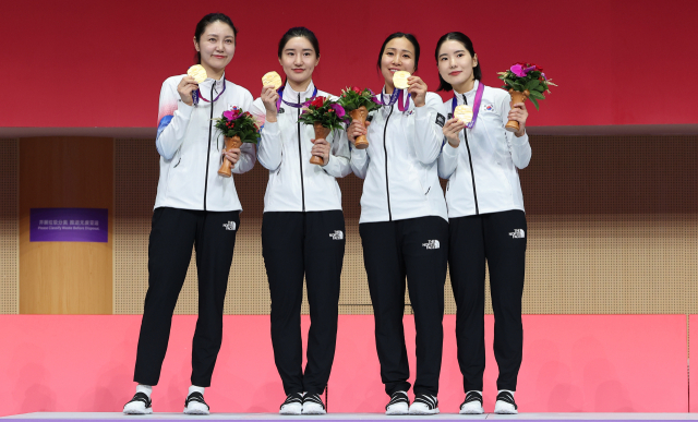 27일 중국 항저우 전자대학 체육관에서 열린 항저우 아시안게임 펜싱 여자 에페 단체에서 금메달을 획득한 대한민국 선수들이 시상대에 올라 포즈를 취하고 있다. 왼쪽부터 최인정, 이혜인, 강영미, 송세라. 연합뉴스