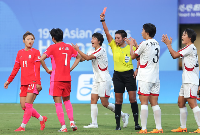 30일 중국 원저우 스포츠센터 스타디움에서 열린 2022 항저우 아시안게임 여자축구 8강전 한국과 북한의 경기. 한국 전반전 한국 손화연이 퇴장당하고 있다. 연합뉴스