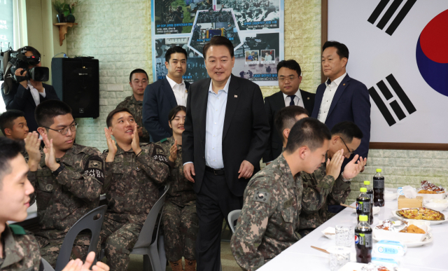 지난해 10월 1일 국군의날을 맞아 윤석열 대통령이 경기도 연천군 육군 제25사단의 한 소초에서 열린 장병들과의 간담회에 입장하고 있다. 연합뉴스