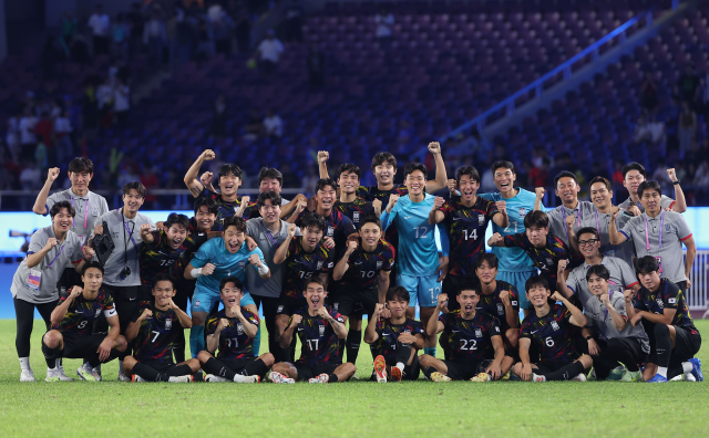 1일 중국 항저우 황룽 스포츠센터 스타디움에서 열린 2022 항저우 아시안게임 남자 축구 8강전 한국과 중국의 경기. 한국 2대0 승리 후 선수들이 기념촬영을 하고 있다. 연합뉴스