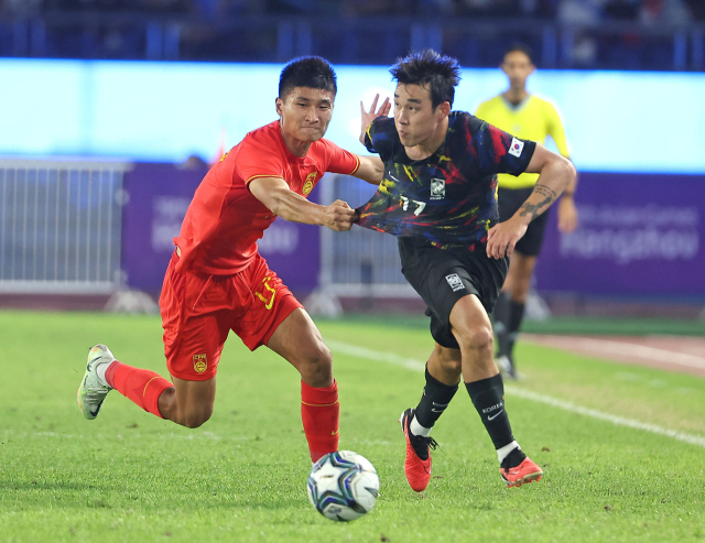 1일 중국 항저우 황룽 스포츠센터 스타디움에서 열린 2022 항저우 아시안게임 남자 축구 8강전 한국과 중국의 경기. 송민규가 드리블로 상대 선수를 제치고고 있다. 연합뉴스