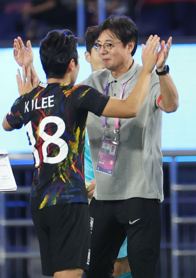 1일 중국 항저우 황룽 스포츠센터 스타디움에서 열린 2022 항저우 아시안게임 남자 축구 8강전 중국과의 경기. 2대0으로 승리한 황선홍 감독이 이강인과 하이파이브를 하고 있다. 연합뉴스