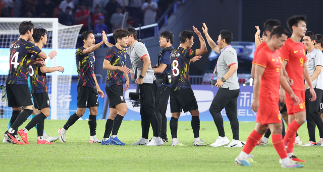 1일 중국 항저우 황룽 스포츠센터 스타디움에서 열린 2022 항저우 아시안게임 남자 축구 8강전 한국과 중국의 경기. 한국 2대0 승리 후 선수들이 서로를 격려하고 있다. 연합뉴스