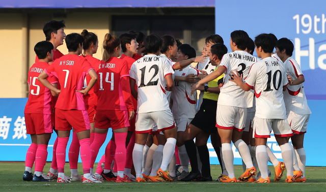 30일 중국 원저우 스포츠센터 스타디움에서 열린 2022 항저우 아시안게임 여자축구 8강전 한국과 북한의 경기. 지소연에 대한 반칙 상황에서 양측 선수들이 신경전을 벌이고 있다. 연합뉴스