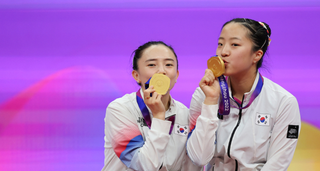 2일 중국 항저우 궁수 캐널 스포츠파크 체육관에서 열린 19회 항저우 아시안게임 탁구 여자 복식 결승전에서 북한 차수영-박수경을 이기고 금메달을 획득한 신유빈-전지희가 시상식 후 포즈를 취하고 있다. 연합뉴스