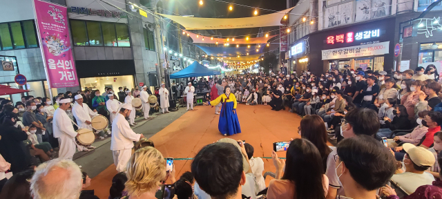 안동시와 안동시상권활성화사업단은 탈춤축제의 신명을 원도심 경제활성화로 이끌기 위해 다양한 이벤트를 마련한다. 사진은 원도심 전통시장으로 진출한 탈춤축제 모습. 매일신문 D/B