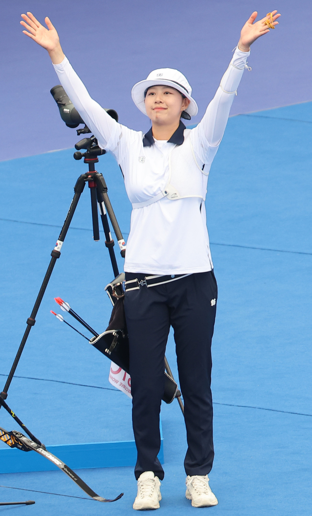 3일 중국 항저우 푸양 인후 스포츠센터에서 열린 2022 항저우 아시안게임 양궁 리커브 여자 개인 준결승전에서 임시현이 승리 후 기뻐하고 있다. 연합뉴스