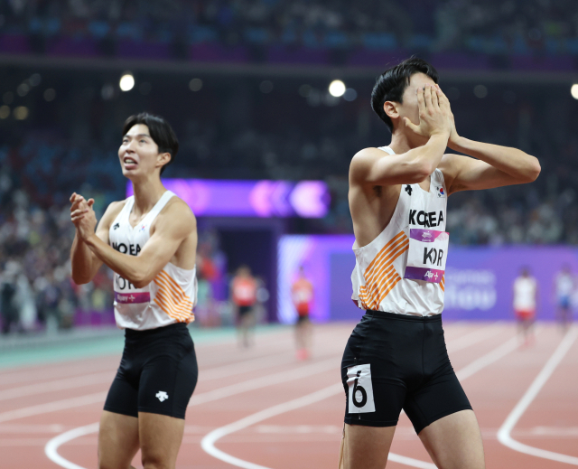 3일 중국 항저우 올림픽 스포츠센터에서 열린 2022 항저우 아시안게임 남자 400ｍ 계주 결선에서 동메달을 차지한 대한민국 선수들이 감격해 하고 있다. 연합뉴스