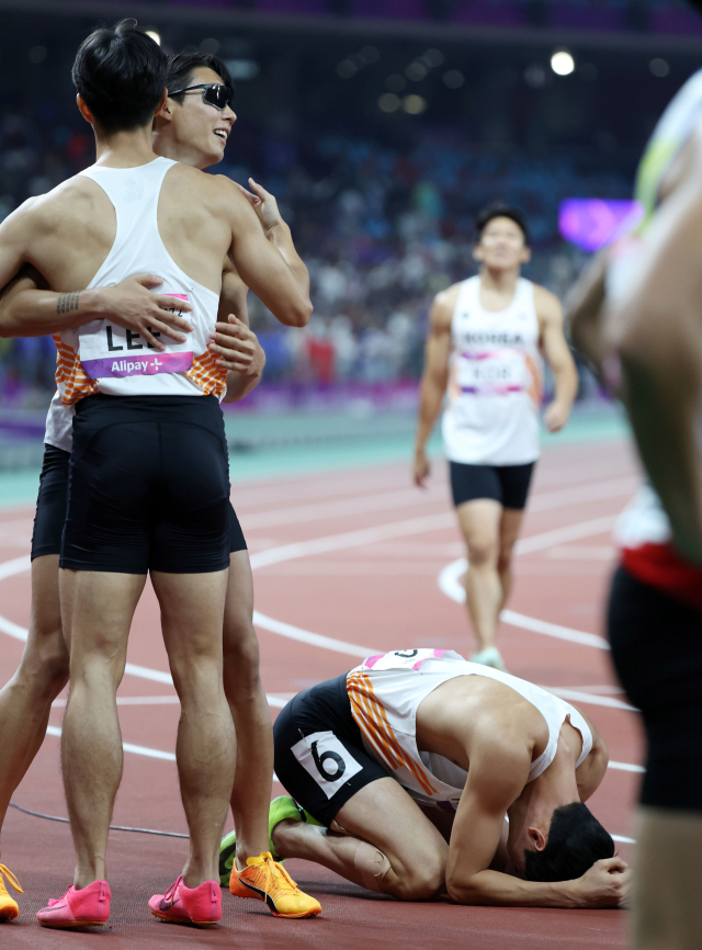 3일 중국 항저우 올림픽 스포츠센터에서 열린 2022 항저우 아시안게임 남자 400ｍ 계주 결선에서 동메달을 차지한 대한민국 선수들이 기뻐하고 있다. 연합뉴스