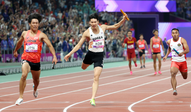 3일 중국 항저우 올림픽 스포츠센터에서 열린 2022 항저우 아시안게임 남자 400ｍ 계주 결선에서 한국 마지막 주자인 고승환이 3위로 결승선을 통과하고 있다. 연합뉴스