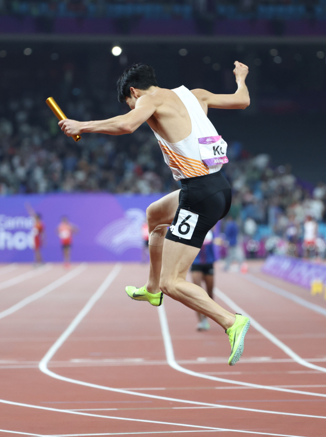 3일 중국 항저우 올림픽 스포츠센터에서 열린 2022 항저우 아시안게임 남자 400ｍ 계주 결선에서 한국 마지막 주자인 고승환이 3위로 결승선을 통과한 뒤 동메달을 확정 짓고 기뻐하고 있다. 연합뉴스