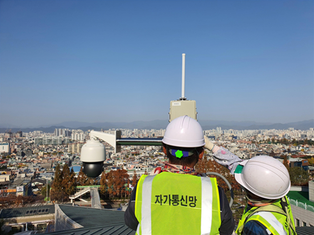 대구형 사물인터넷 전용 자가통신망을 구축하는 모습. 대구시 제공.