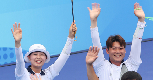 한국 양궁 대표팀의 임시현과 이우석이 4일 중국 항저우 푸양 인후 스포츠센터에서 열린 2022 항저우 아시안게임 양궁 리커브 혼성전 결승 일본과 경기에서 승리 후 기뻐하고 있다. 연합뉴스