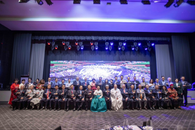 (사)세계문화협회(회장 박다이아나)가 주최한 2023 Korea Day 세계문화축제 행사가 3일 서울 그랜드하얏트호텔에서 열린 가운데 참석자들이 기념촬영을 하고 있다. 주한 영국대사관