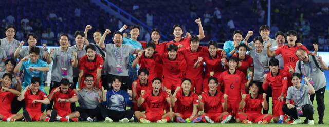 4일 중국 항저우 황룽 스포츠센터 스타디움에서 열린 2022 항저우 아시안게임 남자축구 4강전 대한민국과 우즈베키스탄의 경기. 우즈벡을 꺾고 결승에 진출한 대한민국 축구대표팀이 승리를 자축하고 있다. 연합뉴스