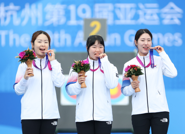 5일 중국 항저우 푸양 인후 스포츠센터에서 열린 19회 항저우 아시안게임 양궁 컴파운드 여자 단체전에서 동메달을 차지한 오유현, 조수아, 소채원이 메달을 들고 포즈를 취하고 있다. 연합뉴스