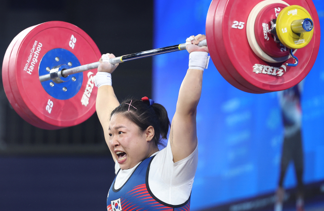 5일 중국 항저우 샤오산 스포츠센터에서 열린 2022 항저우 아시안게임 역도 여자 76kg급 그룹 A 경기에서 대한민국 김수현이 용상 3차 시기 138kg의 바벨을 들어올리고 있다. 연합뉴스