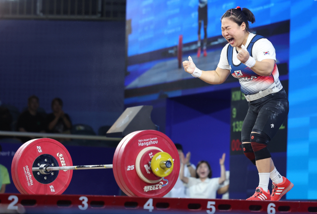 5일 중국 항저우 샤오산 스포츠센터에서 열린 2022 항저우 아시안게임 역도 여자 76kg급 그룹 A 경기에서 대한민국 김수현이 용상 3차 시기 138kg의 바벨을 들어올리는데 성공한 뒤 포효하고 있다. 연합뉴스