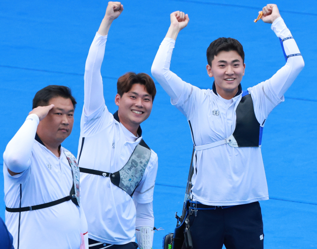 6일 중국 항저우 푸양 인후 스포츠센터에서 열린 2022 항저우 아시안게임 양궁 리커브 남자 단체전 결승, 인도와의 경기에서 금메달을 획득한 김제덕, 이우석, 오진혁이 기뻐하고 있다. 연합뉴스