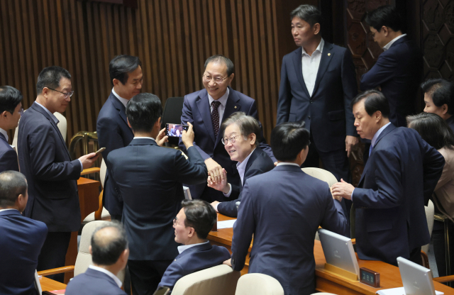 더불어민주당 이재명 대표가 6일 국회에서 열린 본회의에 출석해 의원들과 인사를 나누며 기념 촬영하고 있다. 연합뉴스