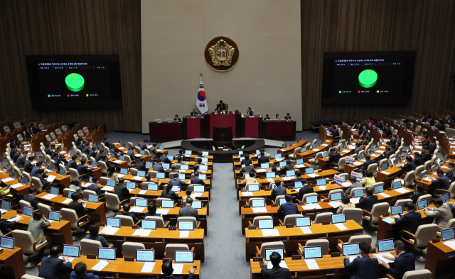 6일 국회 본회의에서 특정중대범죄 피의자 등 신상정보 공개에 관한 법률안이 통과되고 있다. 연합뉴스