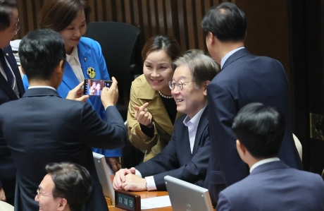 [화보] '줄을 서시오' 이재명 국회 복귀에 동료 의원들 사진 찍으러 몰려와