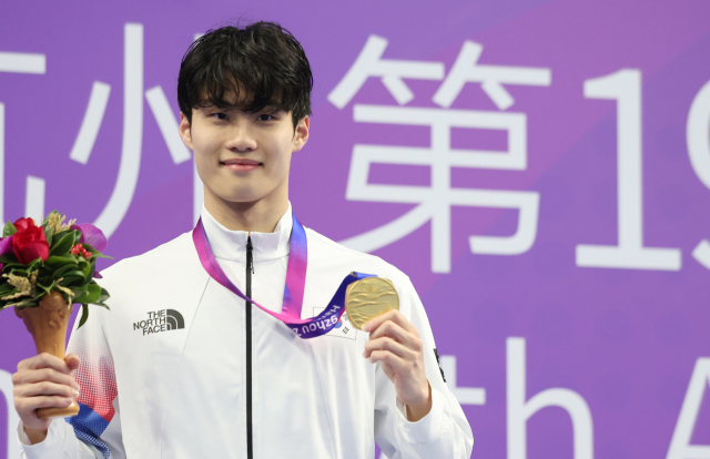 항저우 아시안게임 수영 남자 자유형 200ｍ 결승에서 금메달을 획득한 황선우. 연합뉴스