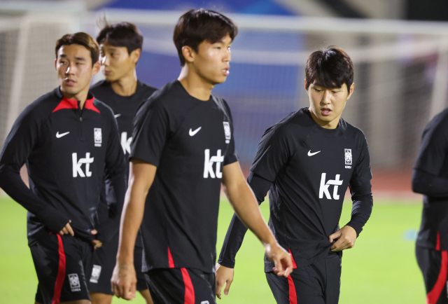 대한민국 축구 국가대표 이강인(오른쪽 첫번째)과 정우영(오른쪽 두번째)이 6일 오후 중국 항저우 황룡 스포츠센터 보조경기장에서 동료들과 훈련을 하고 있다. 연합뉴스