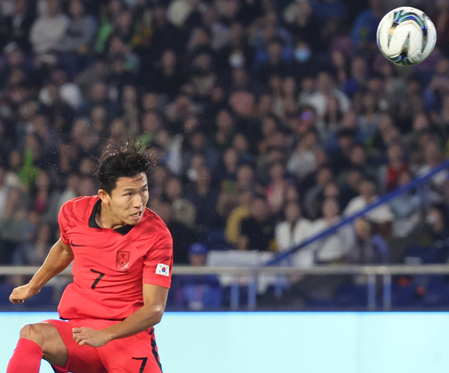 7일 중국 항저우 황룽 스포츠센터 스타디움에서 열린 2022 항저우 아시안게임 남자축구 대한민국과 일본의 결승전. 정우영이 헤더로 동점골을 성공시키고 있다. 연합뉴스