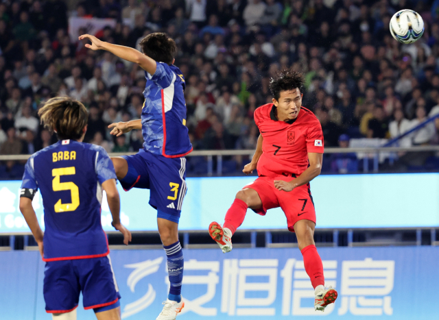 7일 중국 항저우 황룽 스포츠센터 스타디움에서 열린 2022 항저우 아시안게임 남자축구 대한민국과 일본의 결승전. 정우영이 헤더로 동점골을 성공시키고 있다. 연합뉴스