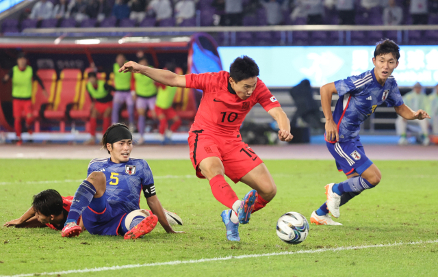 7일 중국 항저우 황룽 스포츠센터 스타디움에서 열린 2022 항저우 아시안게임 남자축구 대한민국과 일본의 결승전. 조영욱이 역전골을 성공시키고 있다. 조영욱은 김천상무 소속 상병이다. 연합뉴스