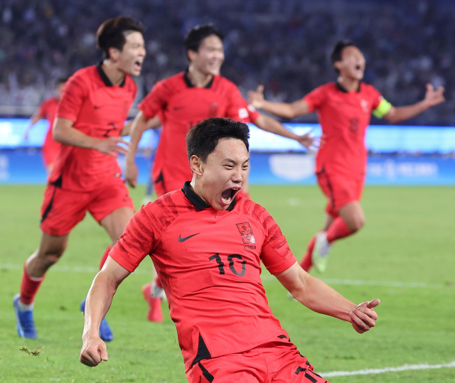 7일 중국 항저우 황룽 스포츠센터 스타디움에서 열린 2022 항저우 아시안게임 남자축구 대한민국과 일본의 결승전. 조영욱이 역전골을 성공시키고 있다. 조영욱은 김천상무 소속 상병이다. 연합뉴스