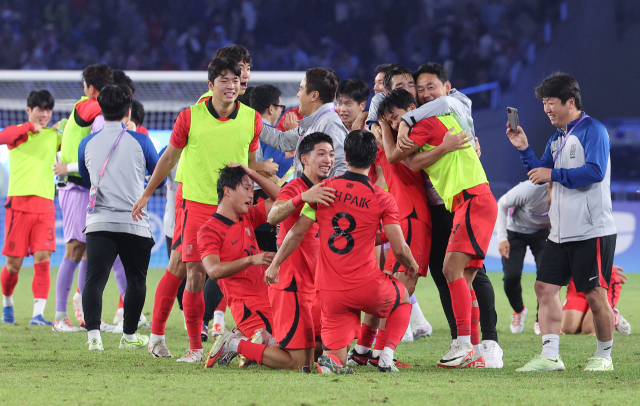 7일 중국 항저우 황룽 스포츠센터 스타디움에서 열린 2022 항저우 아시안게임 남자축구 대한민국과 일본의 결승전에서 우승한 대표팀 백승호 등이 기뻐하고 있다. 연합뉴스