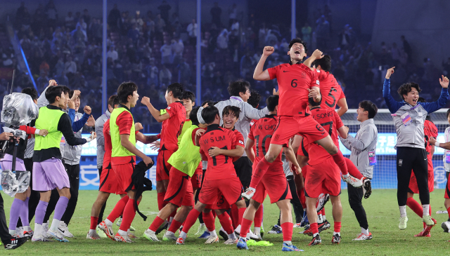 7일 중국 항저우 황룽 스포츠센터 스타디움에서 열린 2022 항저우 아시안게임 남자축구 대한민국과 일본의 결승전에서 2-1로 승리를 거둔 대표팀 선수들이 기뻐하고 있다. 연합뉴스