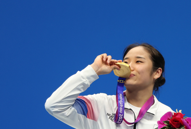 7일 중국 항저우 빈장체육관에서 열린 항저우 아시안게임 배드민턴 여자 단식 결승에서 금메달을 획득한 안세영이 메달에 입을 맞추며 포즈를 취하고 있다. 연합뉴스