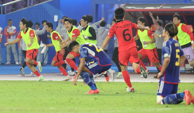 7일 중국 항저우 황룽 스포츠센터 스타디움에서 열린 2022 항저우 아시안게임 남자축구 대한민국과 일본의 결승전에서 대표팀이 2-1로 승리를 거두자 이강인(왼쪽)을 비롯한 선수들이 기뻐하며 경기장으로 뛰어가고 있다. 연합뉴스