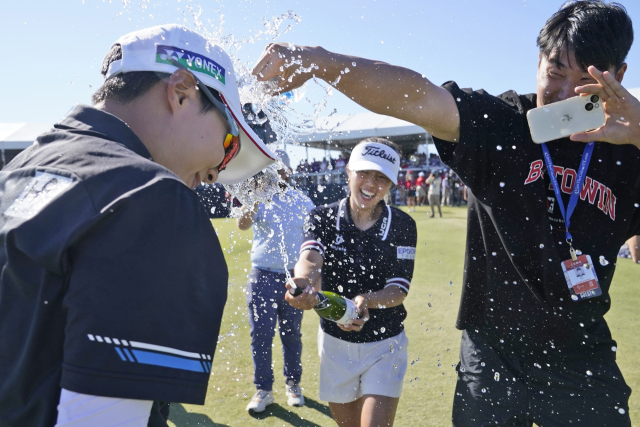 9일 LPGA투어 어센던트 LPGA에서 우승을 차지한 김효주가 축하받는 모습. AP=연합뉴스