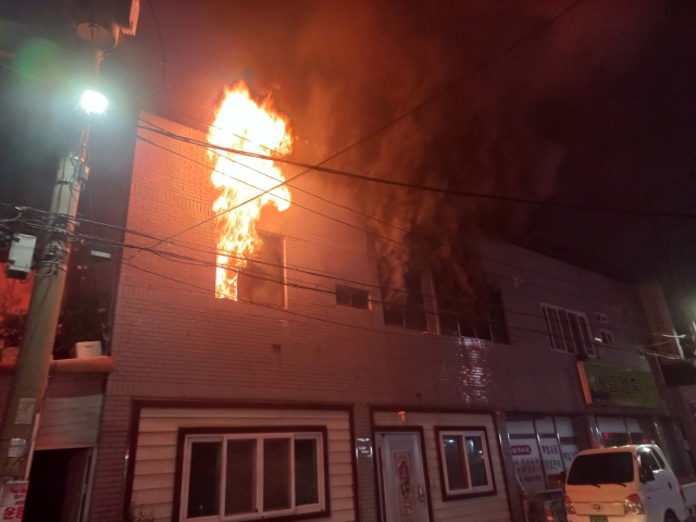 지난 8일 오후 포항시 남구 해도동 한 상가건물 2층 주택에서 화재가 발생해 소방대원들이 진화하고 있다. 포항남부소방서 제공.