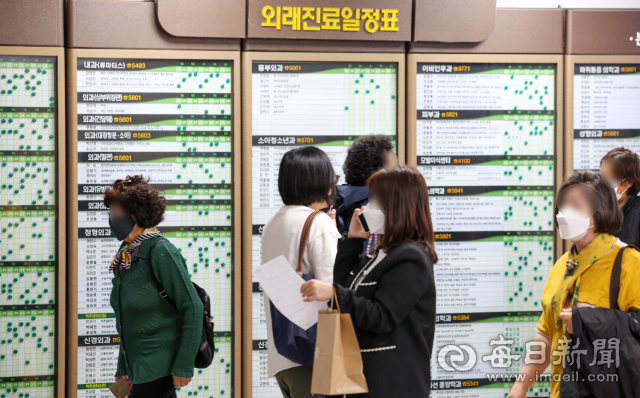 대구 중구 경북대학교병원 내 외래진료일정표 안내판 앞이 내원한 시민들로 북적이고 있다. 안성완 기자 asw0727@imaeil.com