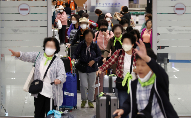 이스라엘 텔아비브 공항에서 출발한 시민들이 11일 인천국제공항 2터미널 입국장을 통해 귀국하고 있다. 연합뉴스